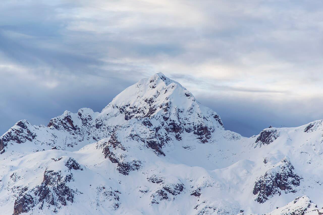 Alpine peak on a cloudy day wallpaper in mint and sage green tones, Full HD, 4:3 format for desktop