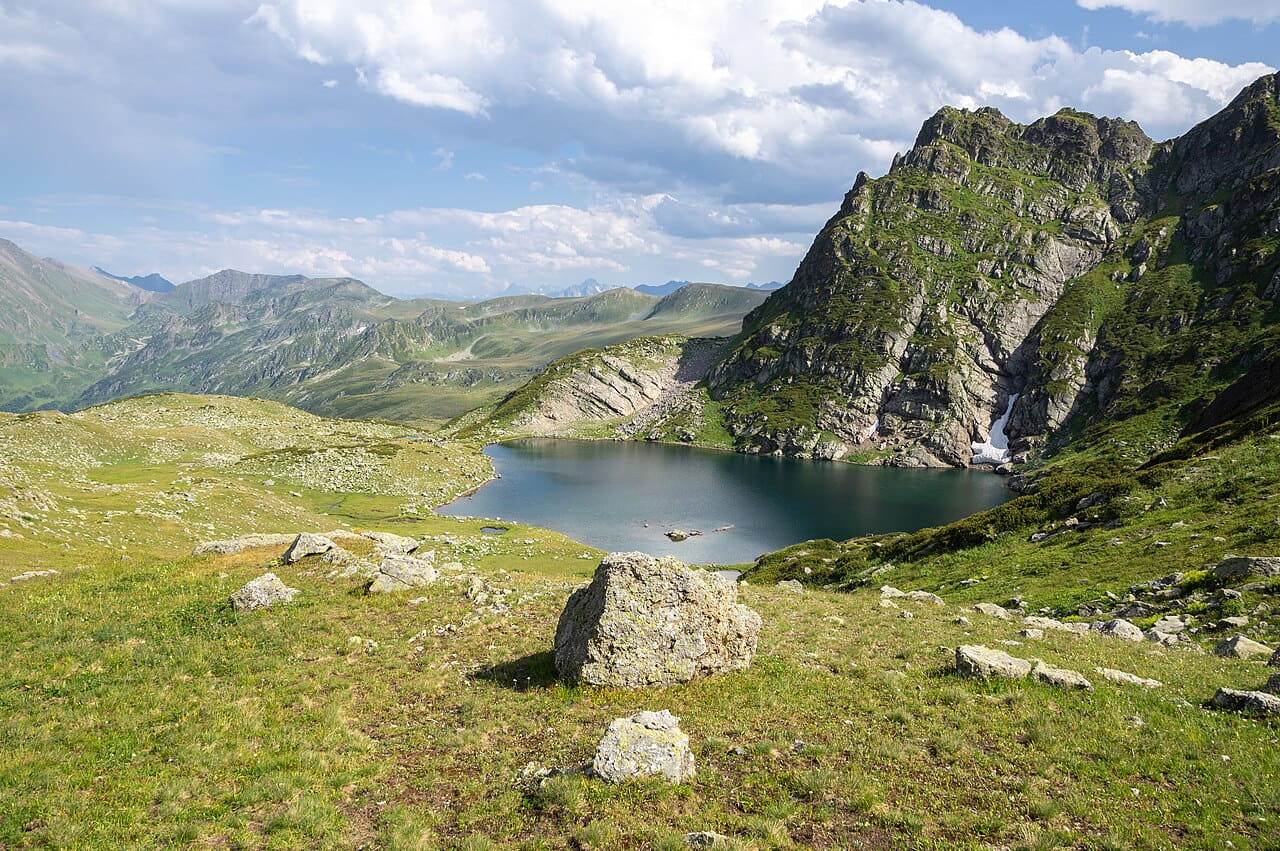 Atsgara Valley, Atsgara Lake, Caucasus Mountains wallpaper in sky blue and olive tones, Full HD, 4:3 format for desktop