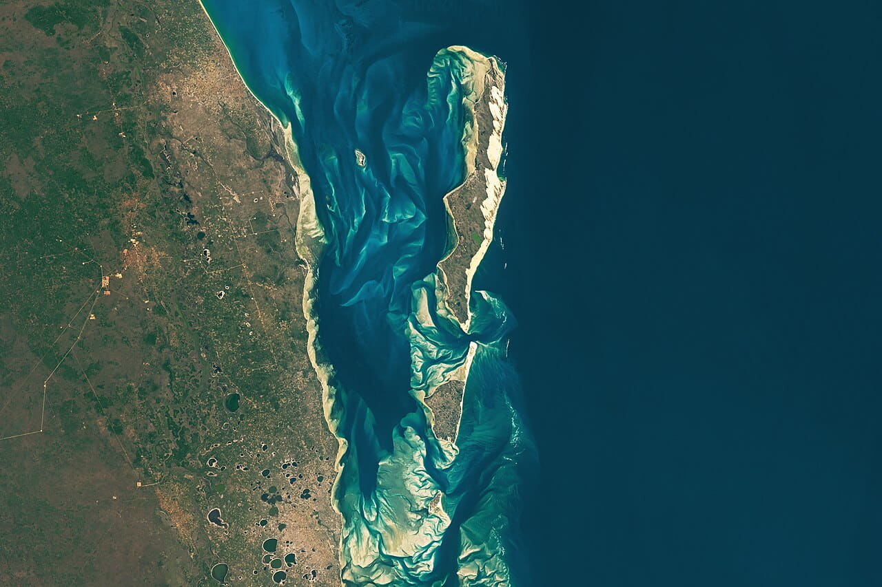 Bazaruto Archipelago National Park wallpaper in deep green and charcoal tones, Full HD, 4:3 format for phone