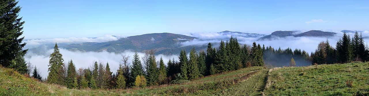 Beskid Wyspowy - panorama z Jaworzynki wallpaper in pale sky and sky blue tones, Full HD, 21:9 format for phone