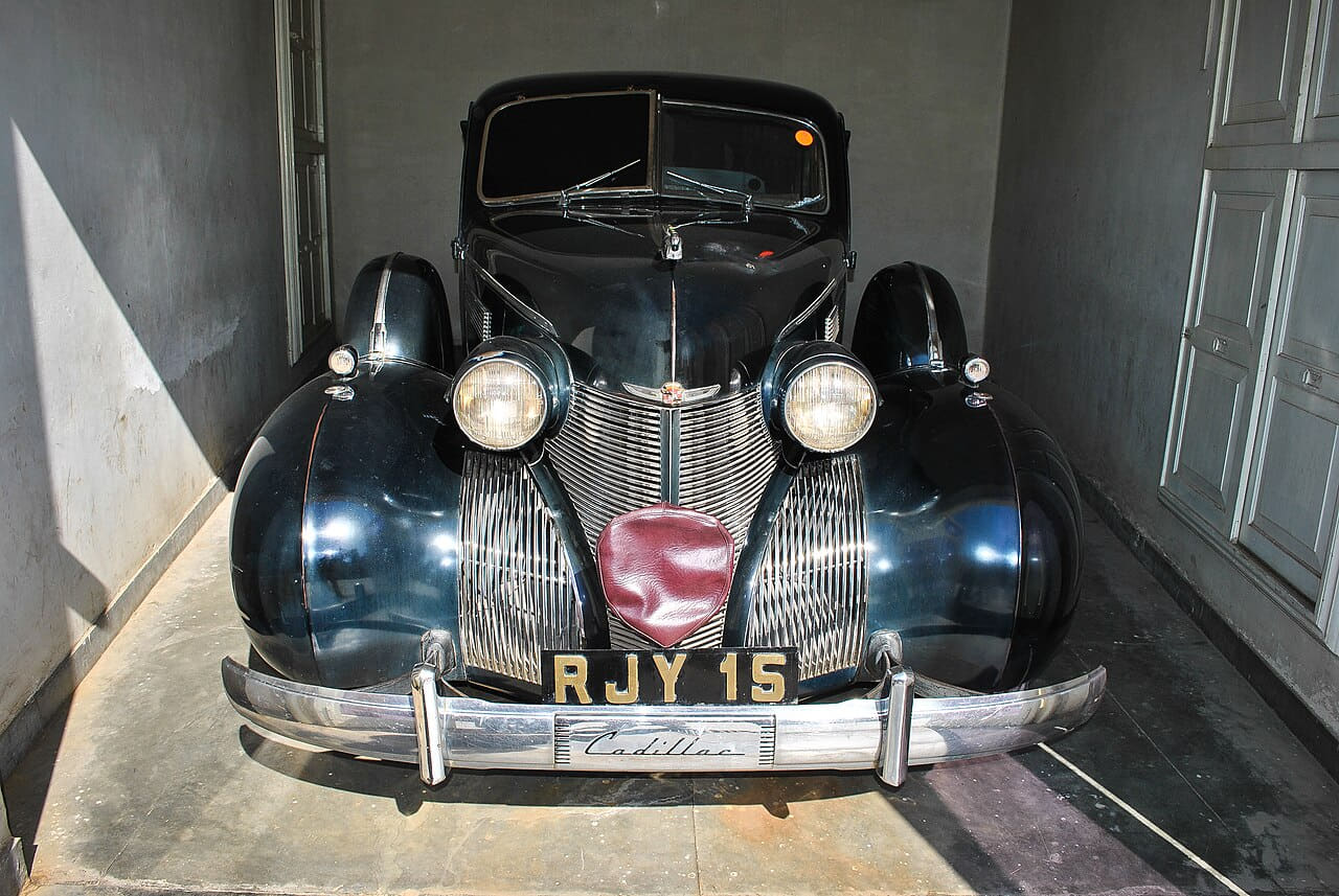 Cadillac in Vintage & Classic Car Collection… wallpaper in charcoal and near-black tones, Full HD, 4:3 format for desktop