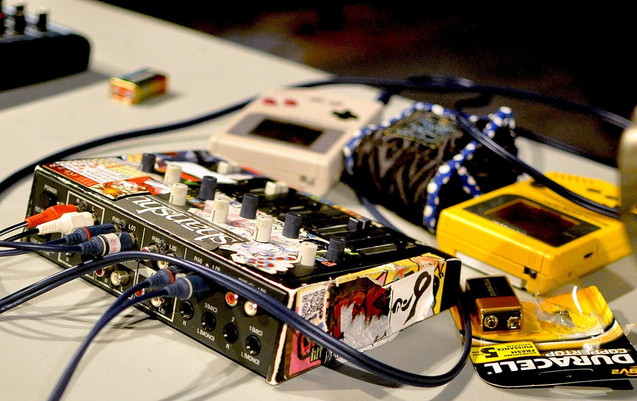 Chiptune-Setup-Game-Boys wallpaper in near-black and blush tones, Full HD, 16:9 format for phone