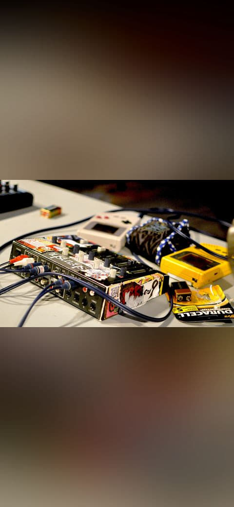 Chiptune-Setup-Game-Boys wallpaper in near-black and blush tones, Full HD, 16:9 format for phone