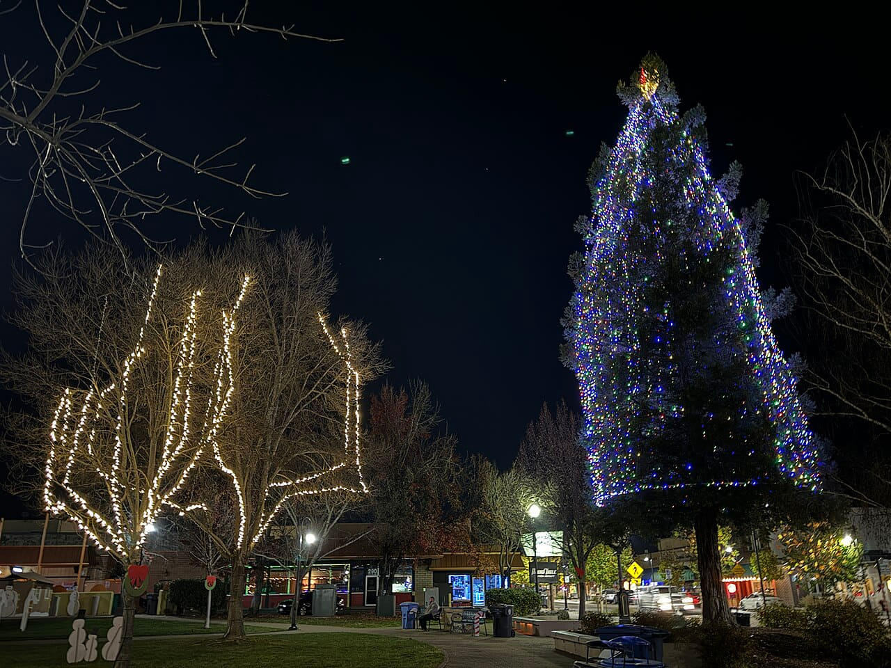 Christmas tree at Alex Thomas Plaza - 12-16-23 - 01 wallpaper in near-black and near-black tones, Full HD, 4:3 format for phone