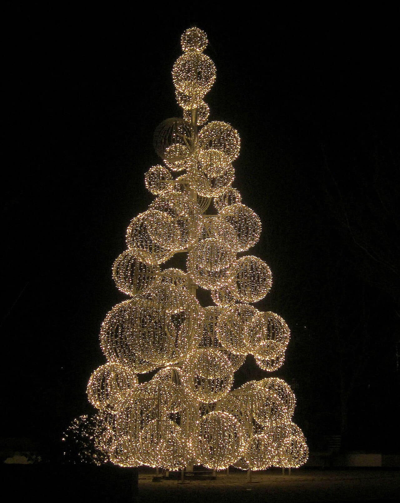 Christmas tree, Plymouth - geograph.org.uk - 4288585 wallpaper in near-black and olive tones, Full HD, 4:5 format for phone