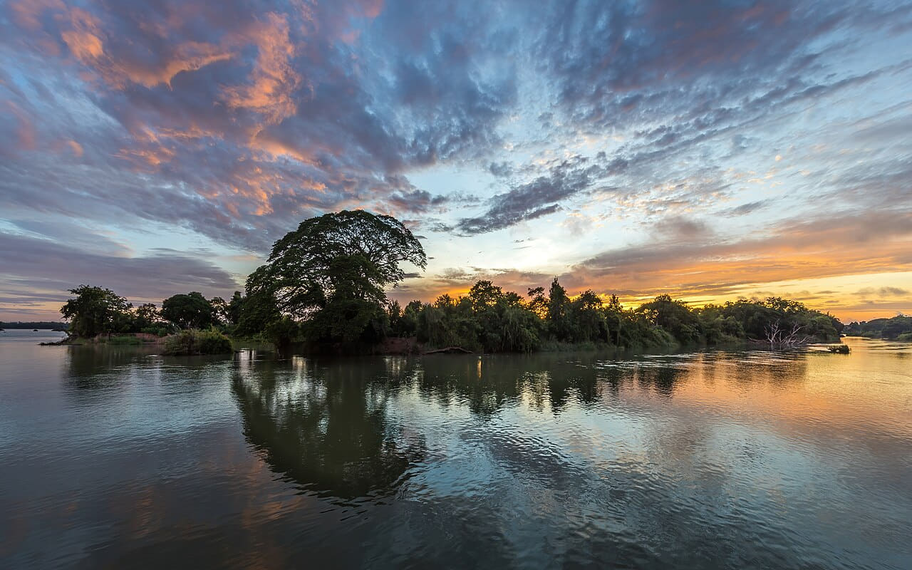 Colorful clouds and blue sky with water reflection… wallpaper in charcoal and charcoal tones, Full HD, 16:9 format for phone