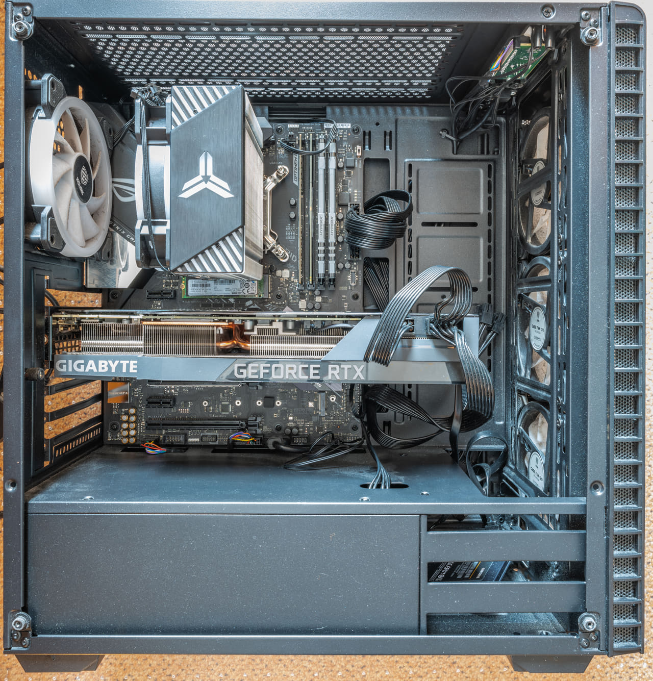 Das Innenleben eines Gaming-PCs aus 20220714004132 wallpaper in olive and slate tones, Full HD, 1:1 format for phone