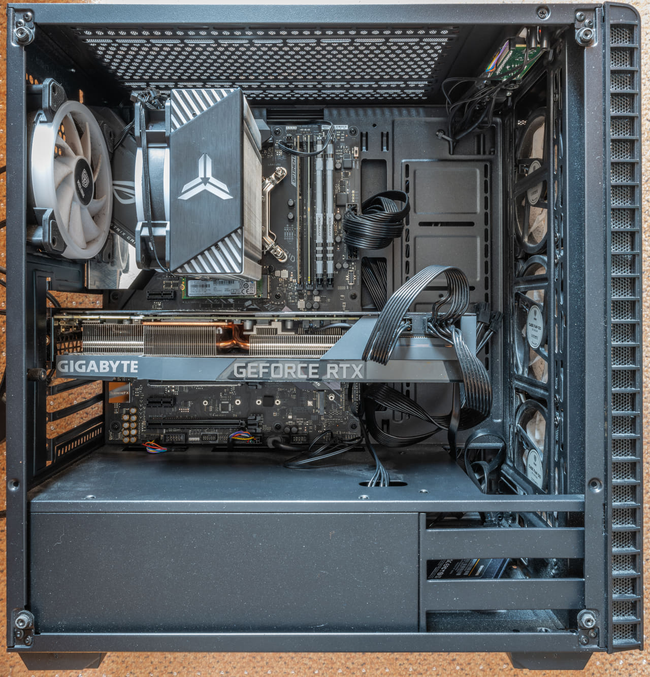 Das Innenleben eines Gaming-PCs aus 20220714004133 wallpaper in olive and charcoal tones, Full HD, 1:1 format for phone