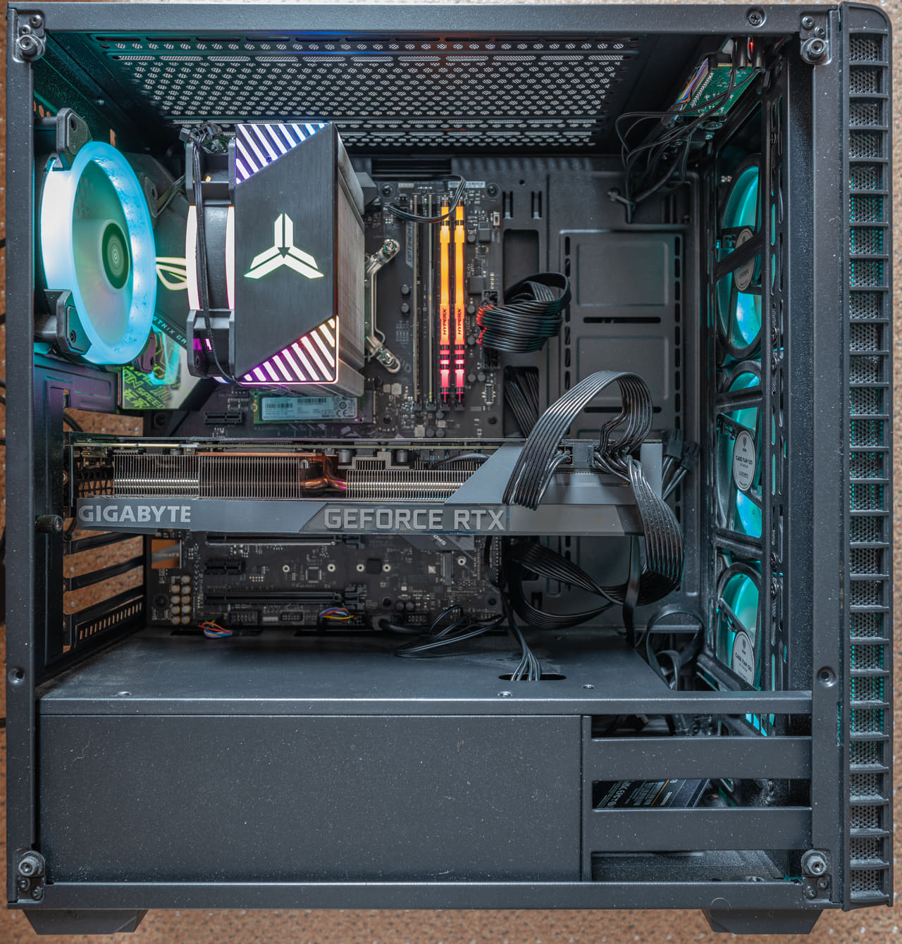 Das Innenleben eines Gaming-PCs aus 20220714004137 wallpaper in charcoal and steel blue tones, Full HD, 1:1 format for phone
