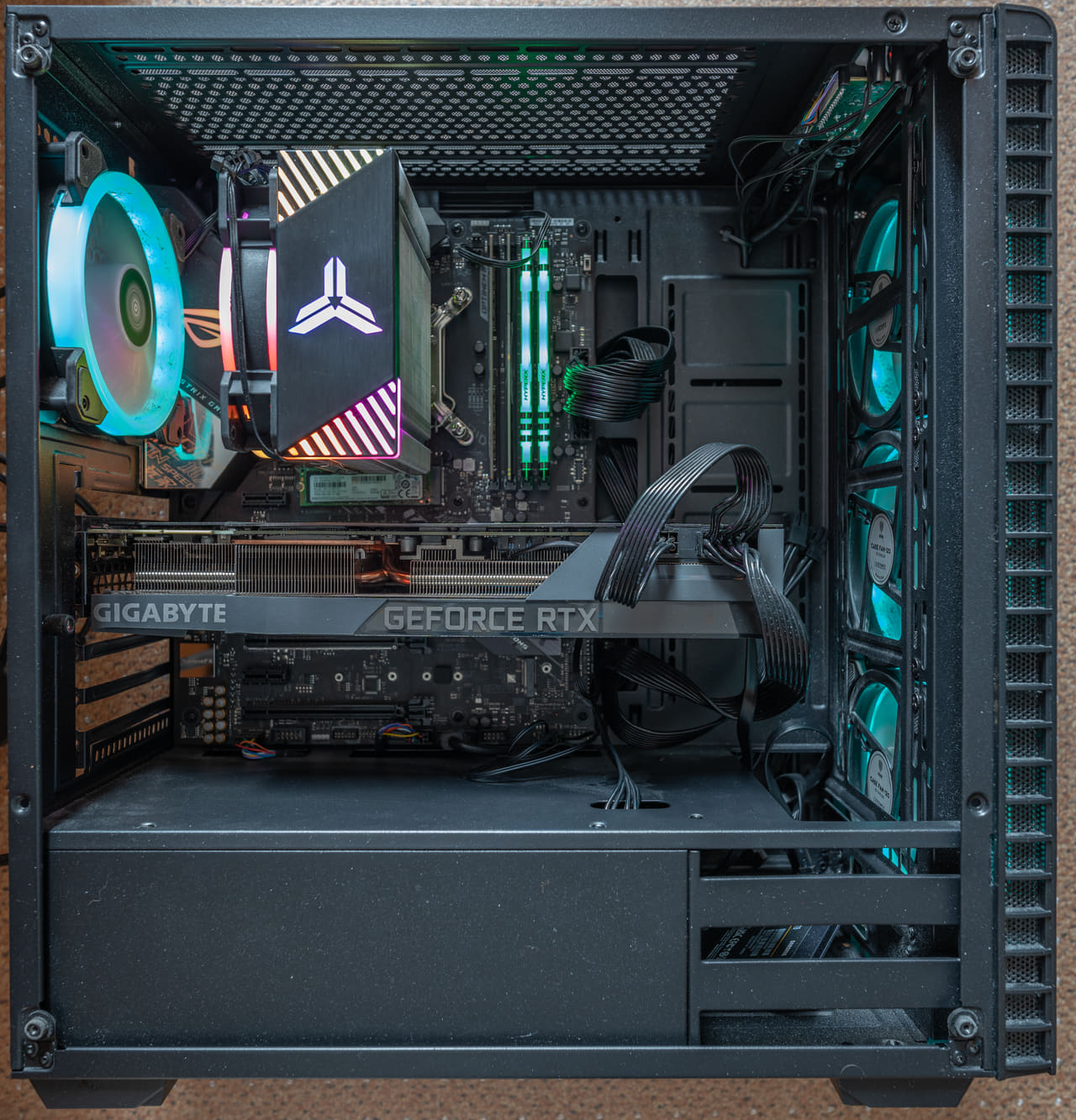 Das Innenleben eines Gaming-PCs aus 20220714004138 wallpaper in charcoal and charcoal tones, Full HD, 1:1 format for phone