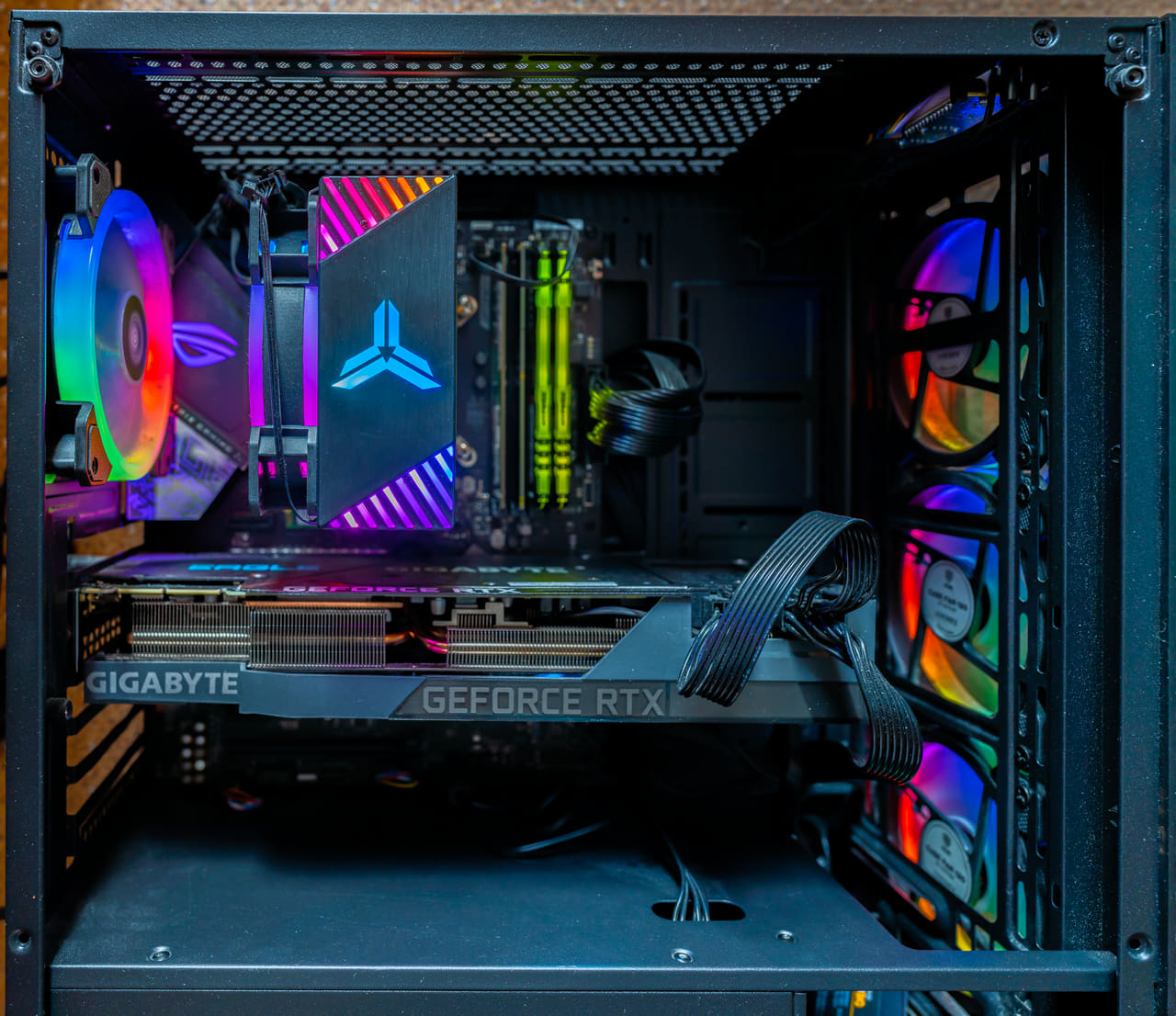 Das Innenleben eines Gaming-PCs aus 20220714004139 wallpaper in near-black and near-black tones, Full HD, 4:3 format for phone