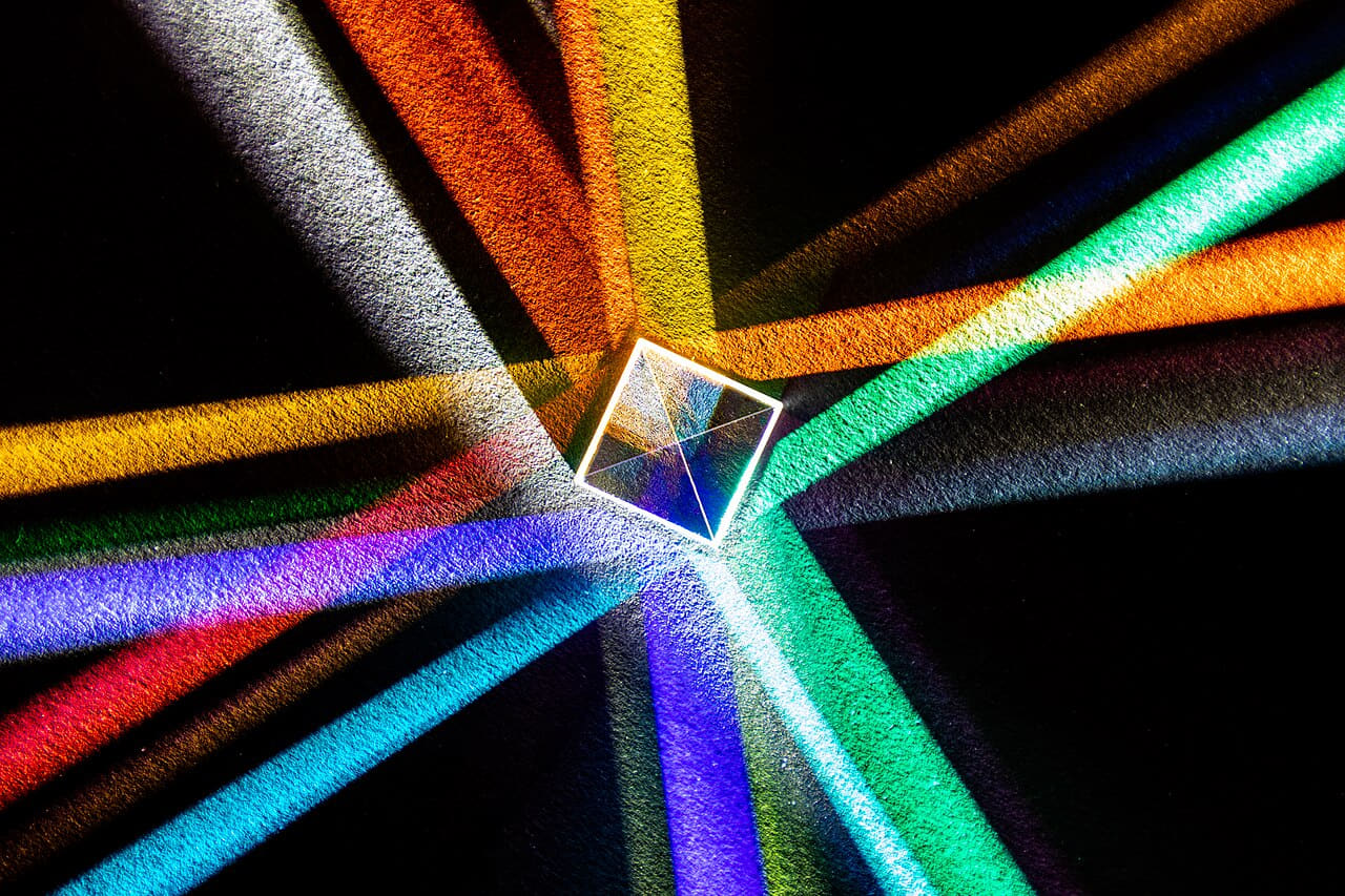 Dichroitisches Prisma wallpaper in near-black and near-black tones, Full HD, 4:3 format for phone