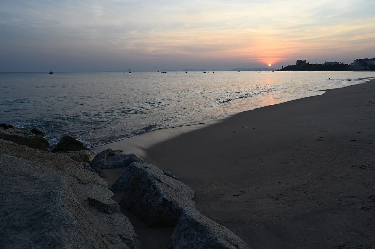 Sunset paints the quiet shoreline in soft pastels… wallpaper in charcoal and charcoal tones, Full HD, 4:3 format for phone