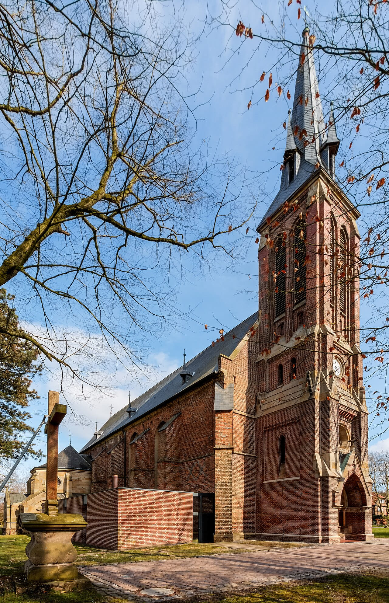 Dülmen, Kirchspiel, St.-Jakobus-Kirche -- 2015 --… wallpaper in sky blue and sage green tones, Full HD, 9:16 format for phone