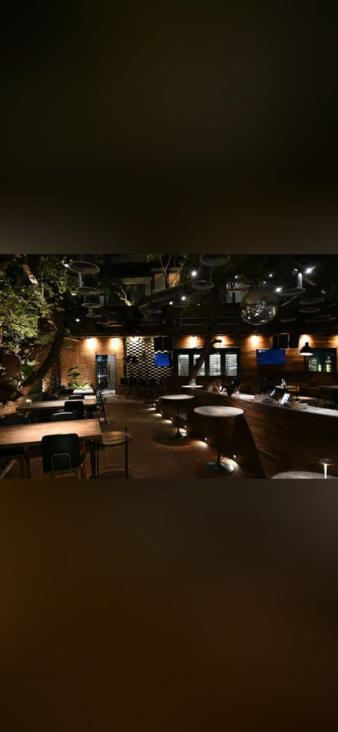 DZ6 0566 A cozy dimly lit modern café with wooden… wallpaper in near-black and near-black tones, Full HD, 4:3 format for phone
