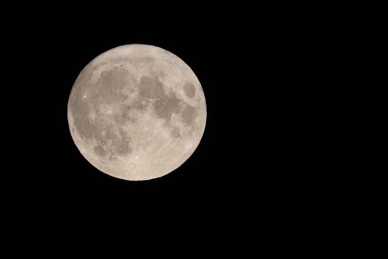 Full Moon 2022-08-11 wallpaper in near-black and sand tones, Full HD, 4:3 format for phone
