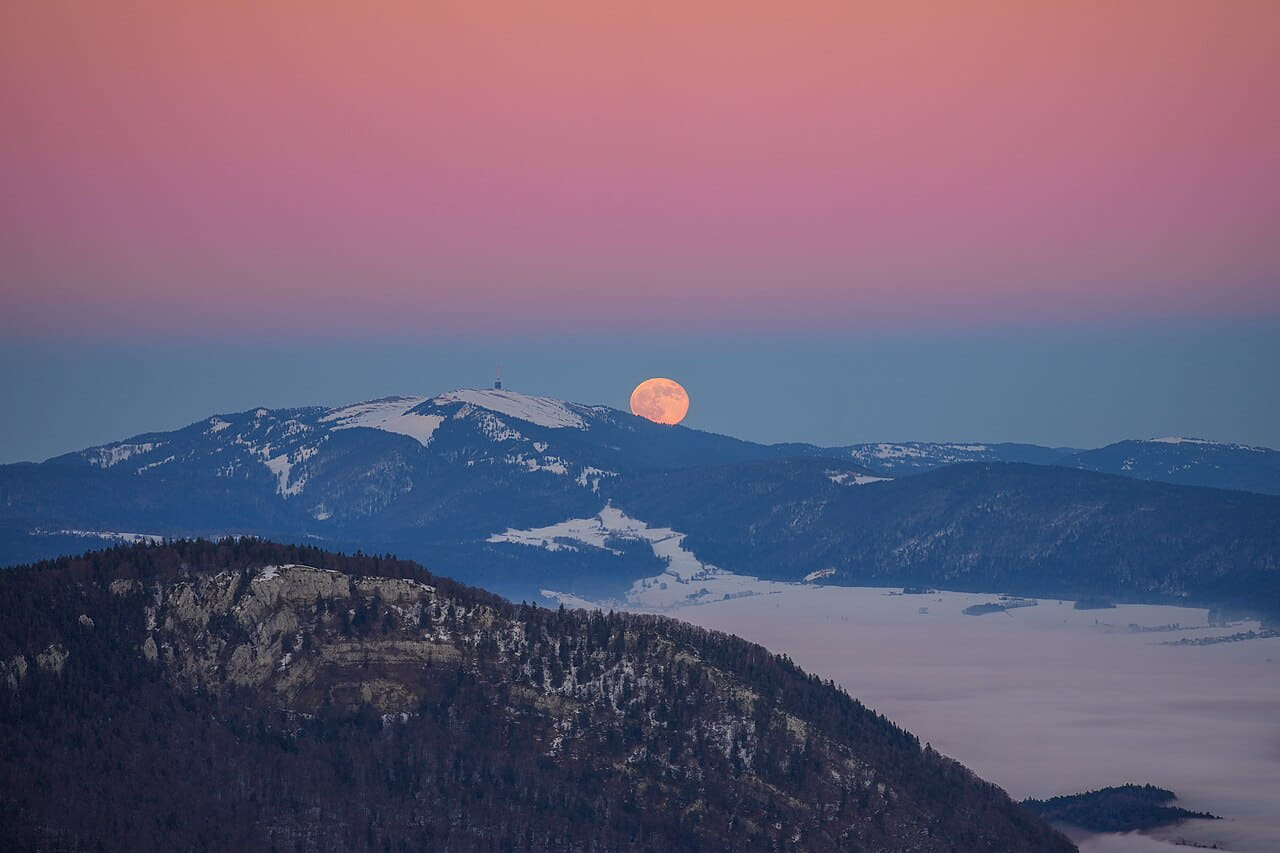 Full Moon rising behind Chasseral during sunset… wallpaper in rose and charcoal tones, Full HD, 4:3 format for phone
