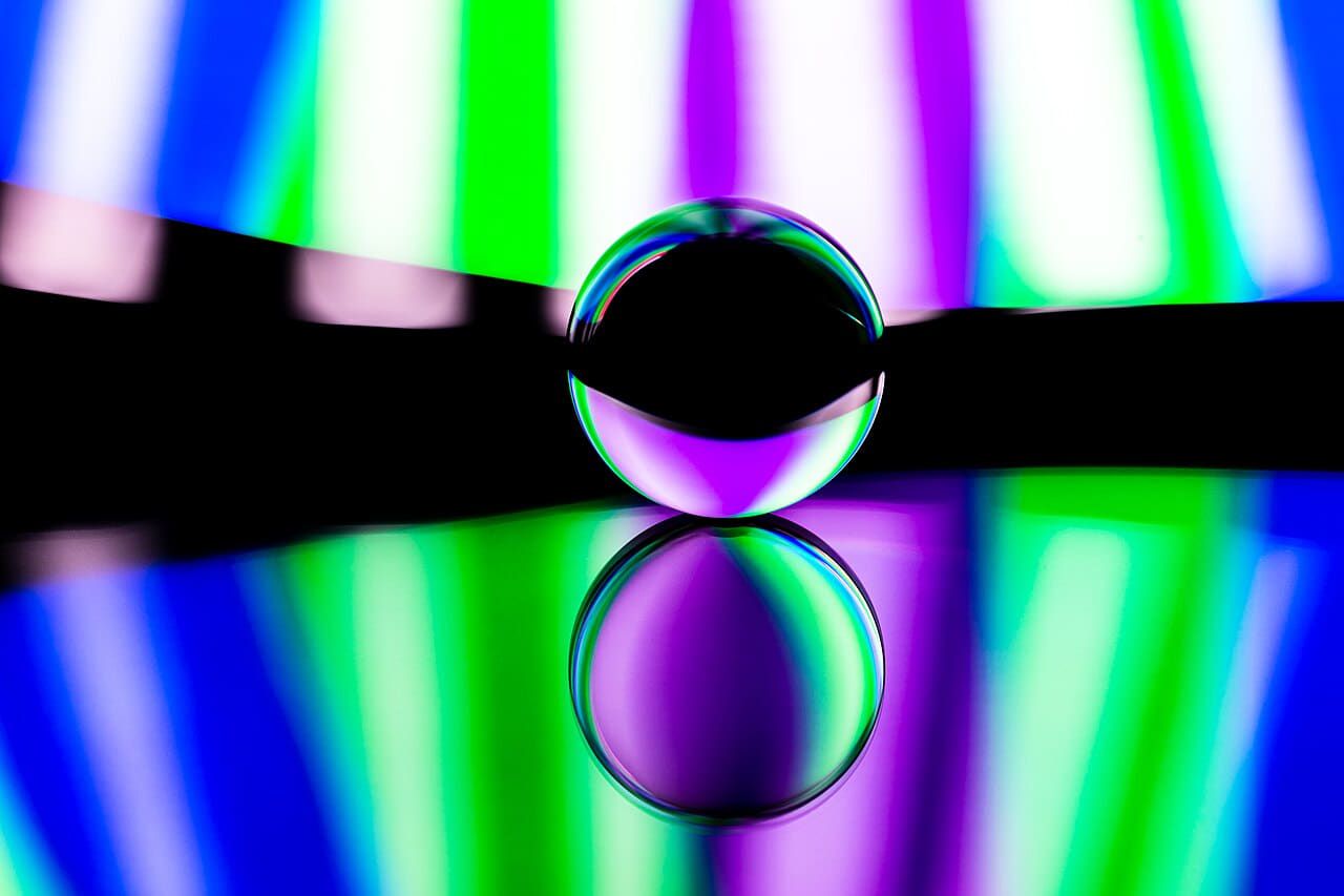 Glaskugel 2 wallpaper in near-black and cream tones, Full HD, 4:3 format for phone