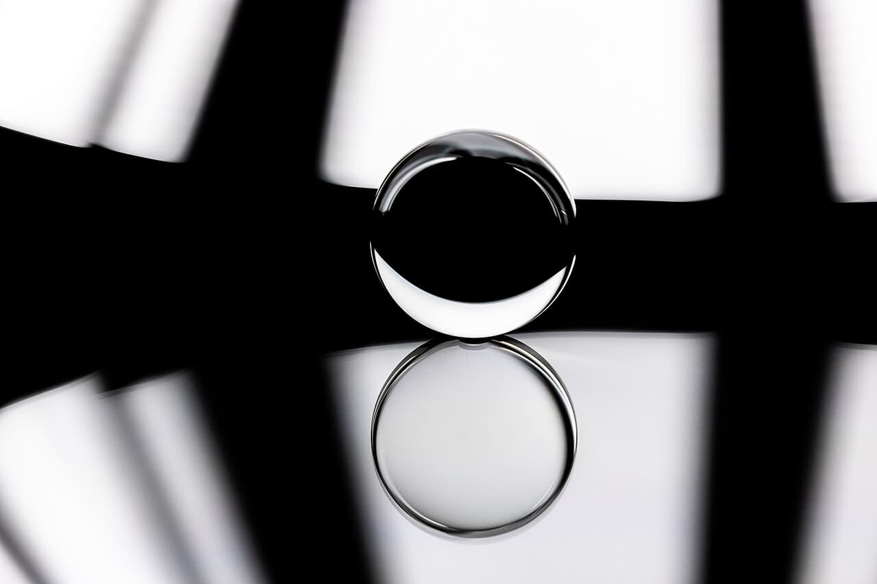 Glaskugel 3 wallpaper in near-black and cream tones, Full HD, 4:3 format for phone