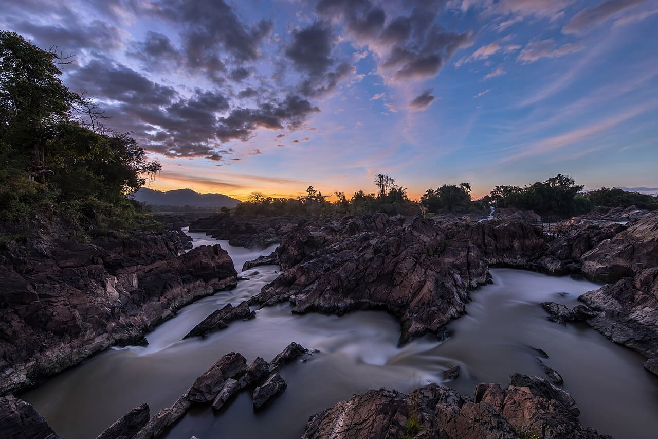Li Phi falls at dusk with colorful sky and clouds… wallpaper in near-black and charcoal tones, Full HD, 4:3 format for phone