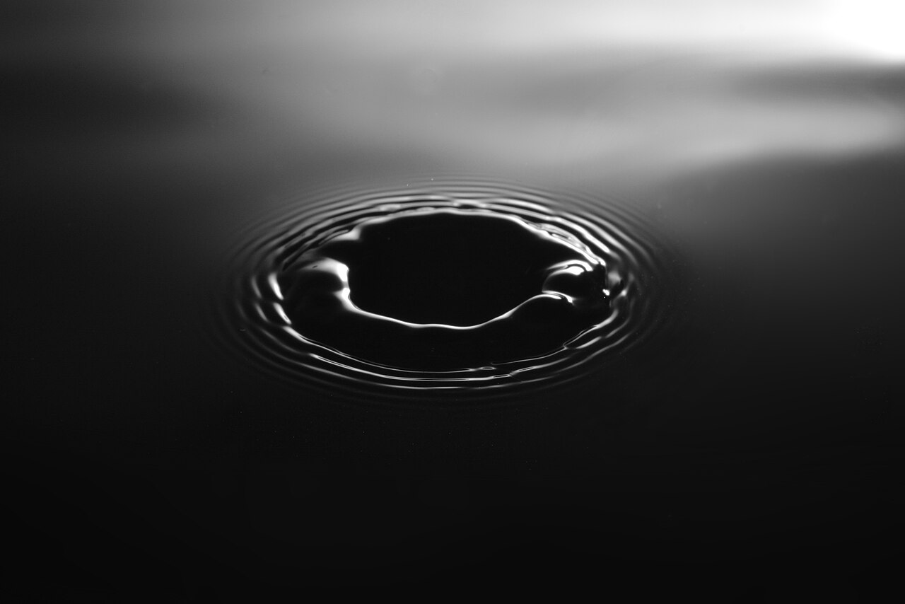 Monochrome water ripple wallpaper in near-black and near-black tones, Full HD, 4:3 format for phone
