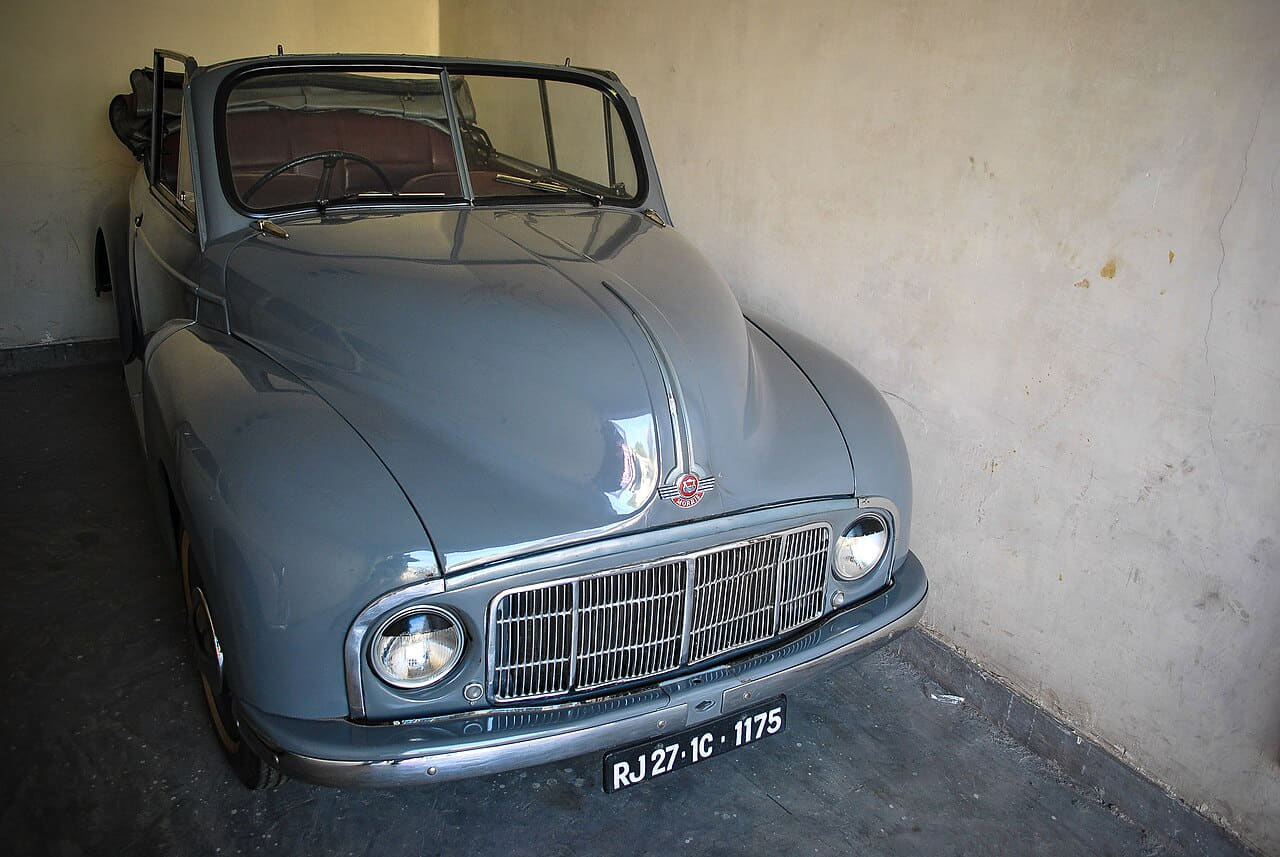 Morris in Vintage & Classic Car Collection Museum,… wallpaper in near-black and sand tones, Full HD, 4:3 format for desktop