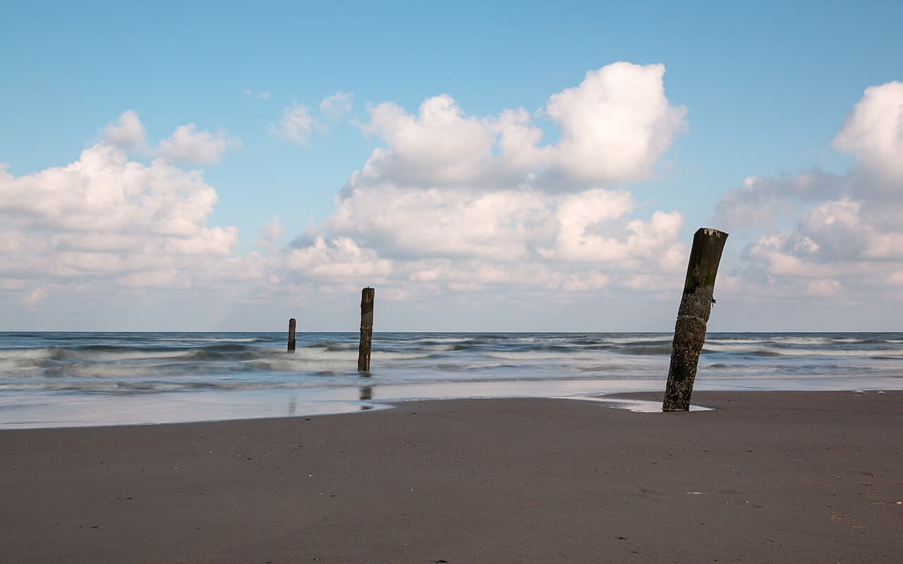 Norderney, Nordsee am Oststrand 3 wallpaper in charcoal and sand tones, Full HD, 16:9 format for phone