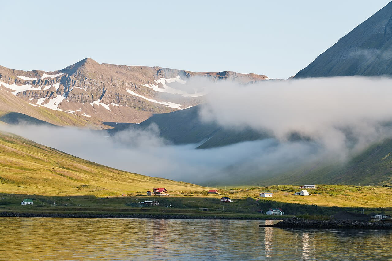 Skútuá valley seen from Siglufjörður wallpaper in pale sky and sand tones, Full HD, 4:3 format for desktop