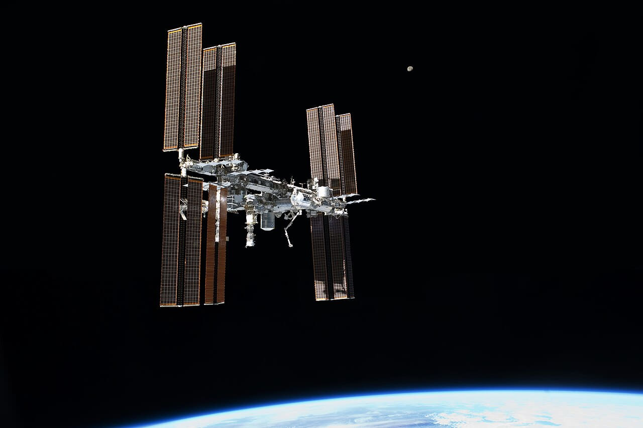 STS-135 final flyaround of ISS 1 wallpaper in near-black and near-black tones, Full HD, 4:3 format for phone