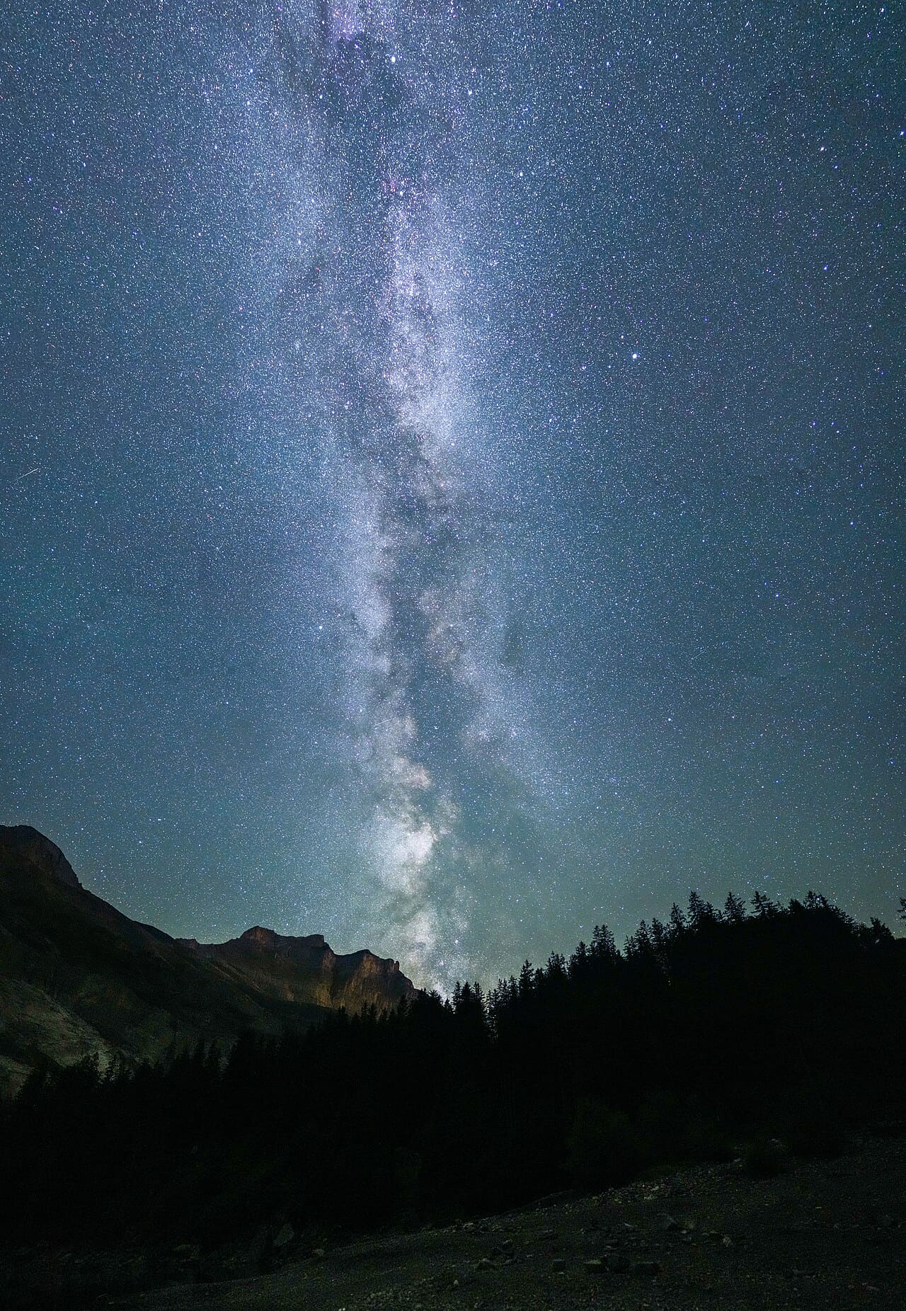 Vertical panorama of the Milky Way during Perseids… wallpaper in steel blue and near-black tones, Full HD, 3:4 format for phone