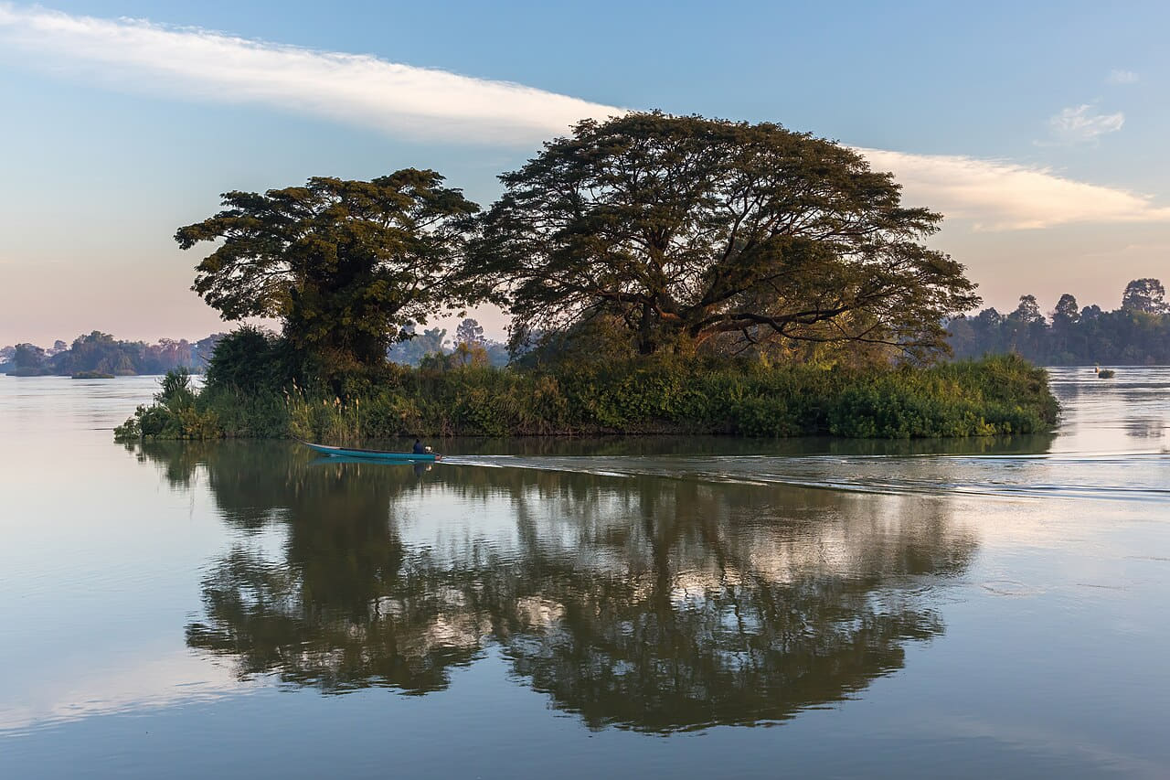 Water reflection of a green island at sunrise with… wallpaper in charcoal and charcoal tones, Full HD, 4:3 format for phone